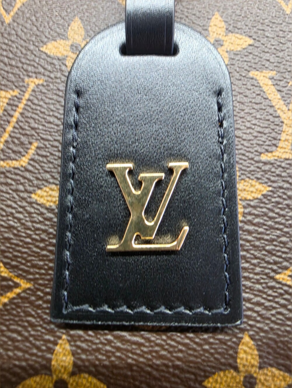 Louis Vuitton Black Leather Luggage Tag with Gold LV Emblem - Picture 2 of 8